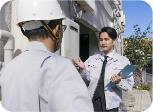 業者と打ち合わせをするスタッフ