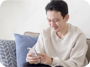 笑顔でスマホを見る男性