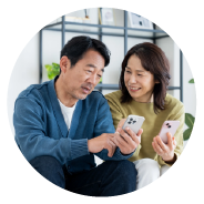 スマホをみて相談する夫婦の写真