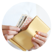 財布からお金を出す写真